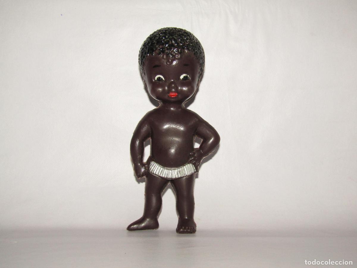 Mu&ntilde;ecas espa&ntilde;olas modernas: Antiguo Mu&ntilde;eco Negrito en Pl&aacute;stico Soplado de 20 cm. de Altura - A&ntilde;os 1970s.