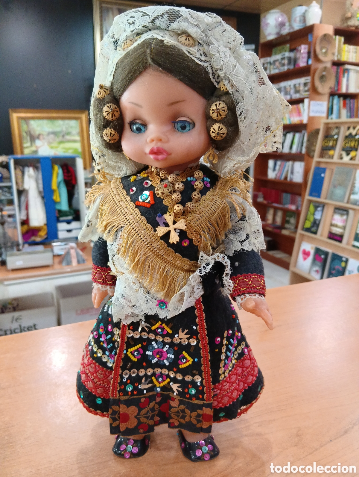 Mu&ntilde;ecas espa&ntilde;olas modernas: Mu&ntilde;eca decorativa vestida con el tradicional traje charro o salmantino de Salamanca