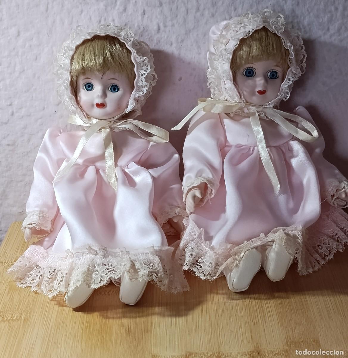 Mu&ntilde;ecas espa&ntilde;olas modernas: Lote de 2 Mu&ntilde;ecas Antiguas / Vintage de Porcelana &ndash; Gemelas Vestido Rosa