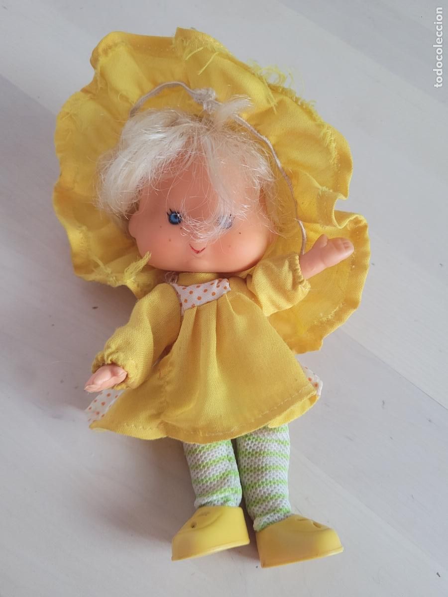 Mu&ntilde;ecas espa&ntilde;olas modernas: mu&ntilde;eca tarta de fresa toyse amarillo limon a&ntilde;os 80