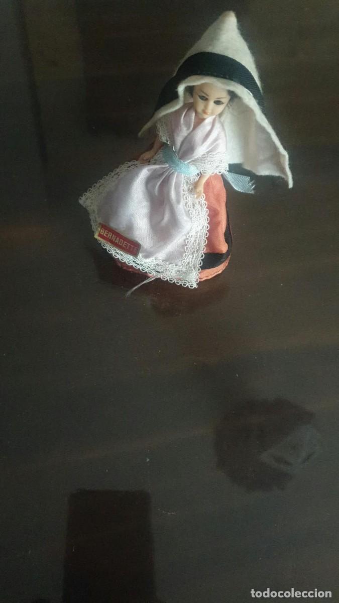 Mu&ntilde;ecas espa&ntilde;olas modernas: mu&ntilde;eca recuerdo virgen de Lourdes, antigua.