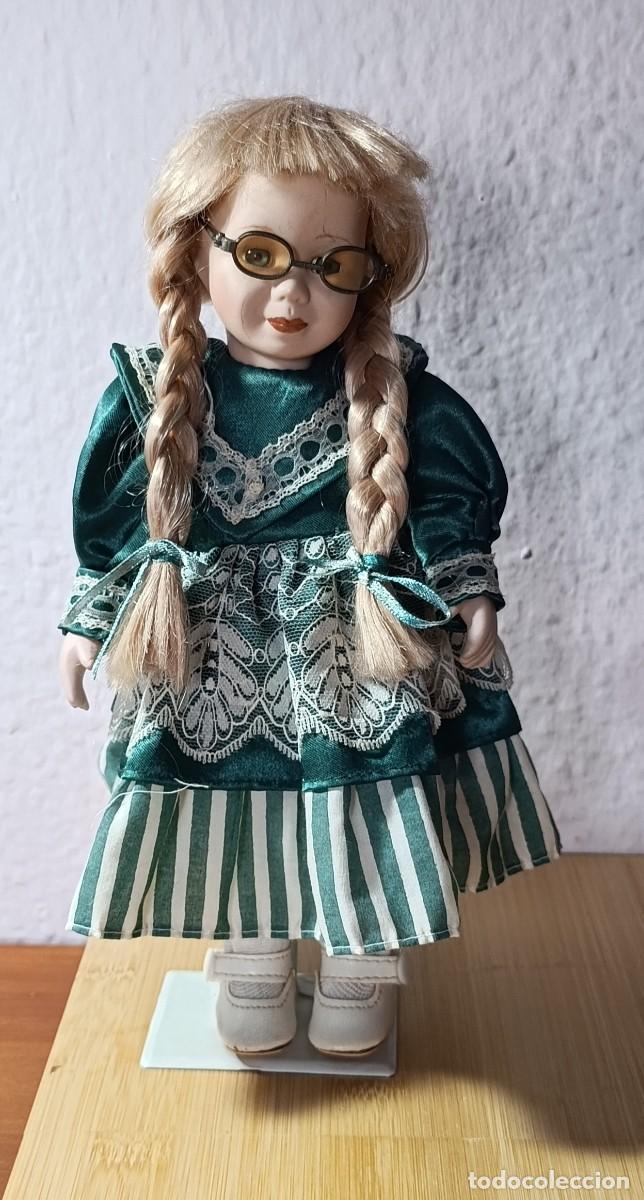 Modern Spanish Dolls: Mu&ntilde;eca Vintage de Porcelana con Gafas y Trenzas &ndash; Vestido Verde