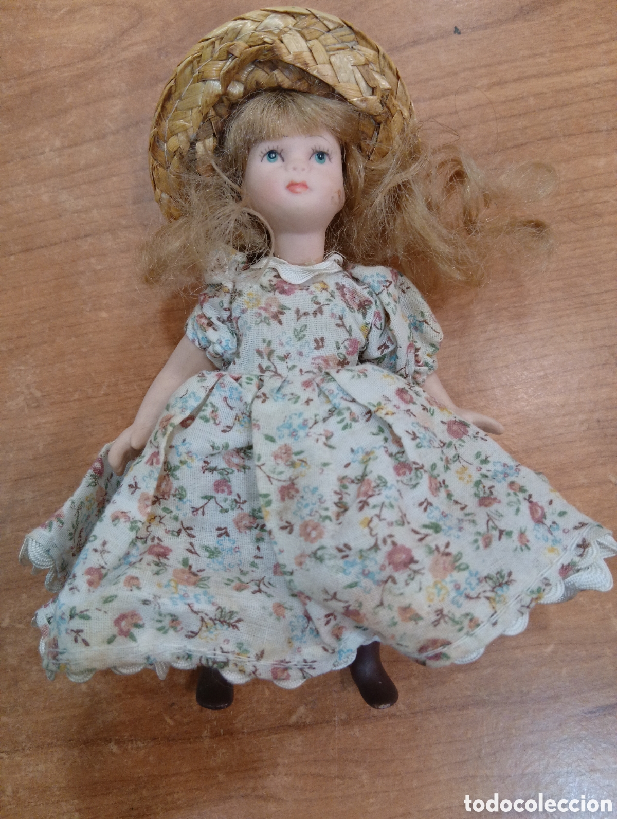 Mu&ntilde;ecas espa&ntilde;olas modernas: Mu&ntilde;eca rubia porcelana, brazos y piernas articulables. A&ntilde;os 90