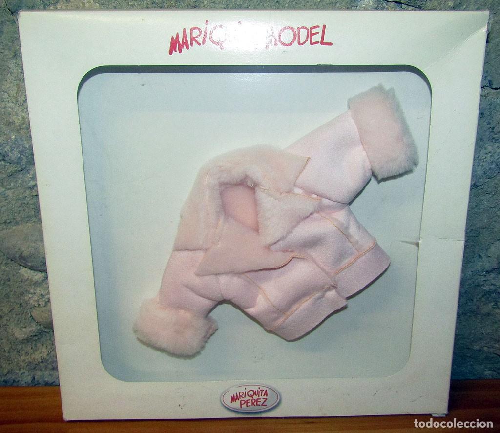 Mu&ntilde;ecas espa&ntilde;olas modernas: MARIQUITA MODEL - CAJA CON CONJUNTO ROPA: ABRIGO PIEL ROSA - NUEVO Y EN SU CAJA
