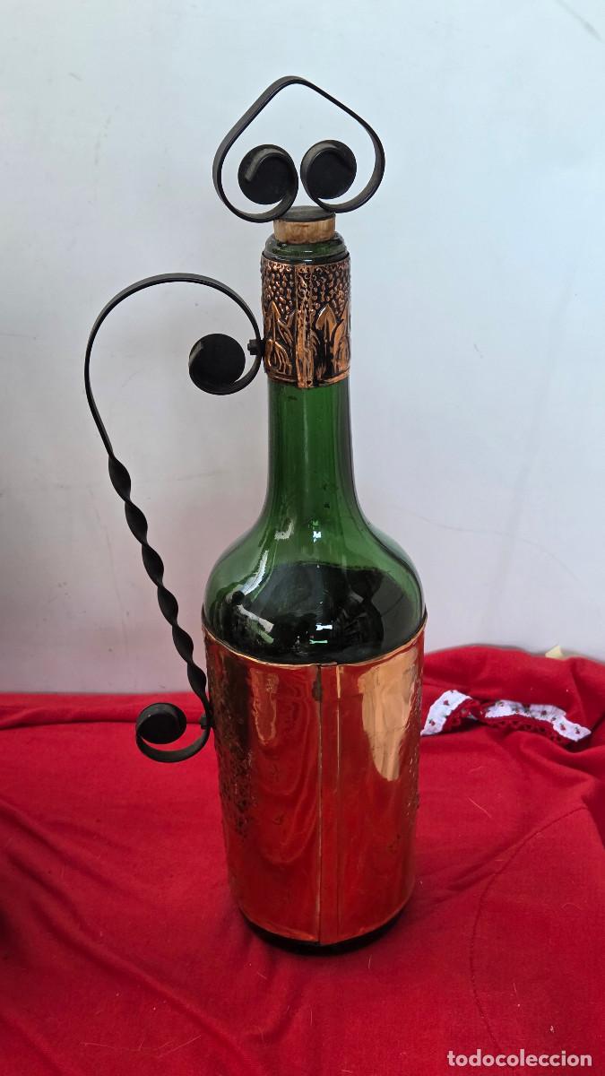 Mu&ntilde;ecas espa&ntilde;olas modernas: botella forrada de lamina de cobre