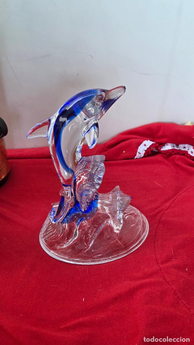 Mu&ntilde;ecas espa&ntilde;olas modernas: figura de delfin en cristal azul