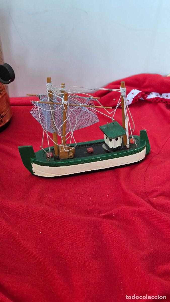 Mu&ntilde;ecas espa&ntilde;olas modernas: maqueta de barco de madera vintage
