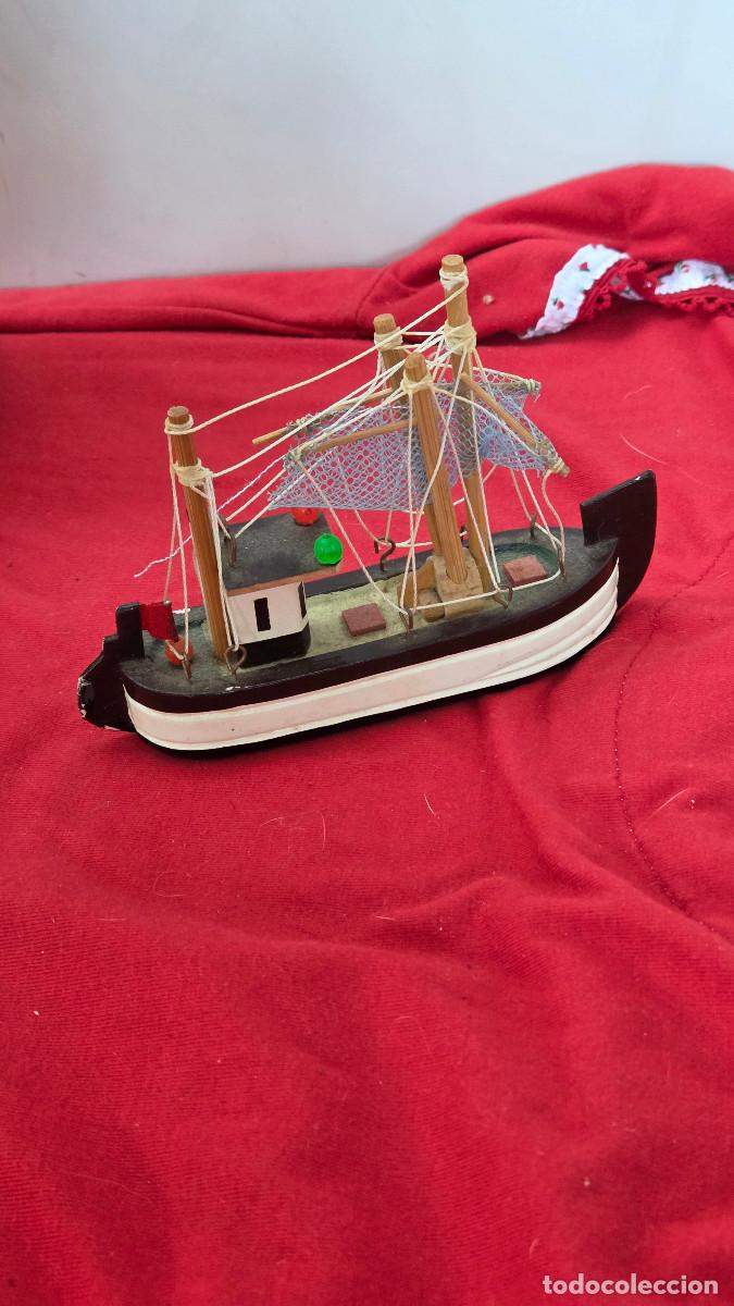 Mu&ntilde;ecas espa&ntilde;olas modernas: maqueta de barco de madera