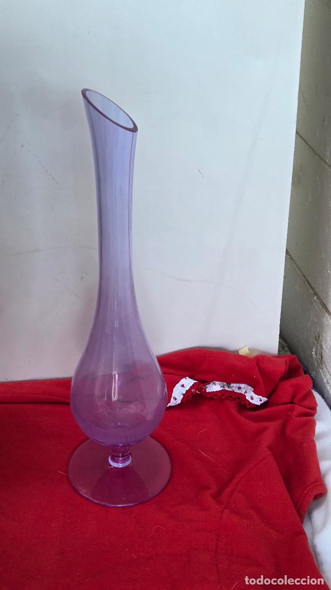 Mu&ntilde;ecas espa&ntilde;olas modernas: florero de cristal lila vintage