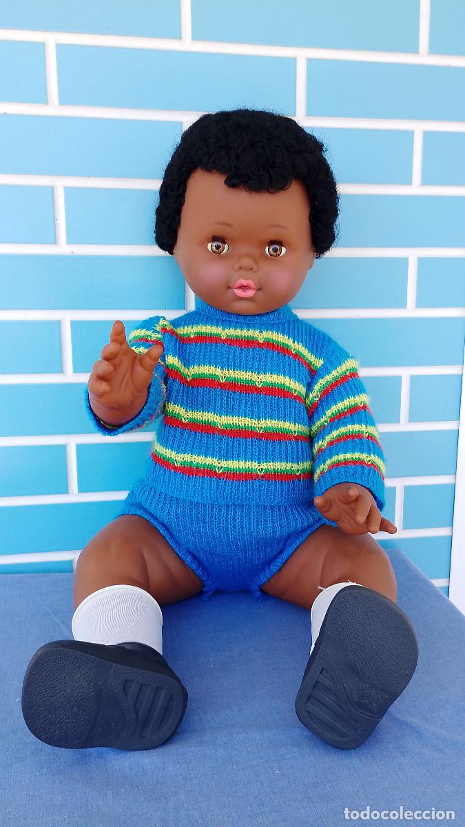 Mu&ntilde;ecas espa&ntilde;olas modernas: Antiguo mu&ntilde;eco beb&eacute; Dulz&oacute;n negro de b.b. de 70 cm