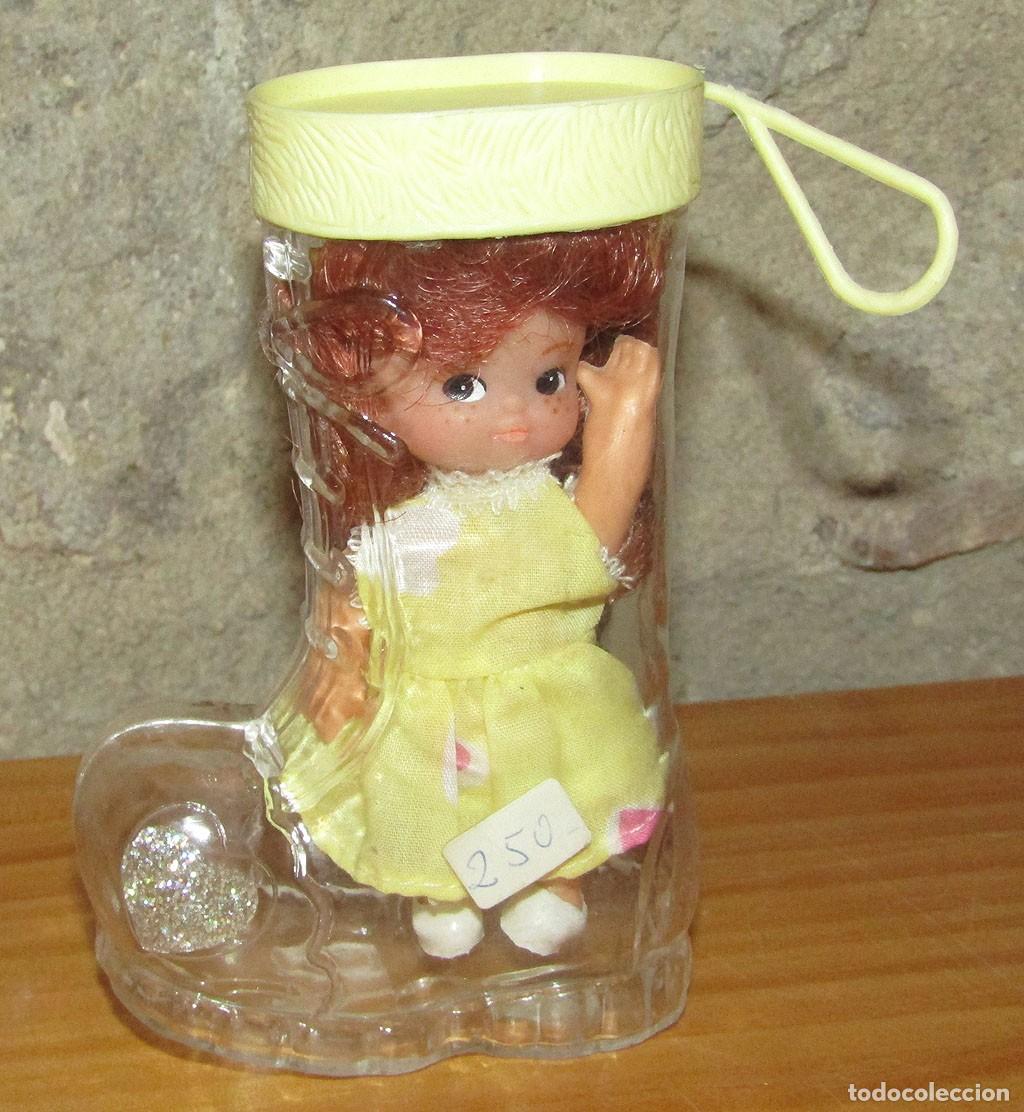 Mu&ntilde;ecas espa&ntilde;olas modernas: ANTIGUA HUCHA CON FORMA DE BOTA CON MU&Ntilde;ECA DENTRO - A&Ntilde;OS 70 - NUEVA