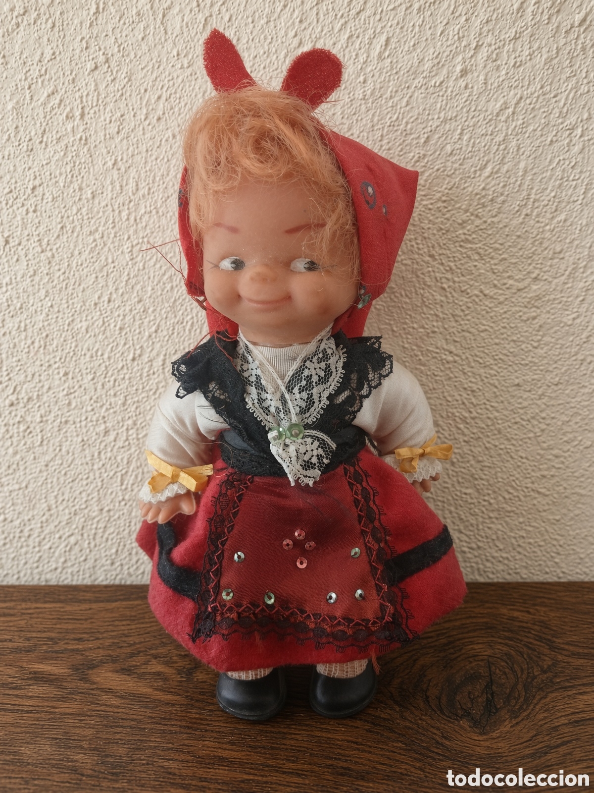 Mu&ntilde;ecas espa&ntilde;olas modernas: Mu&ntilde;eca antigua de la marca Pinchito, vestida con traje regional