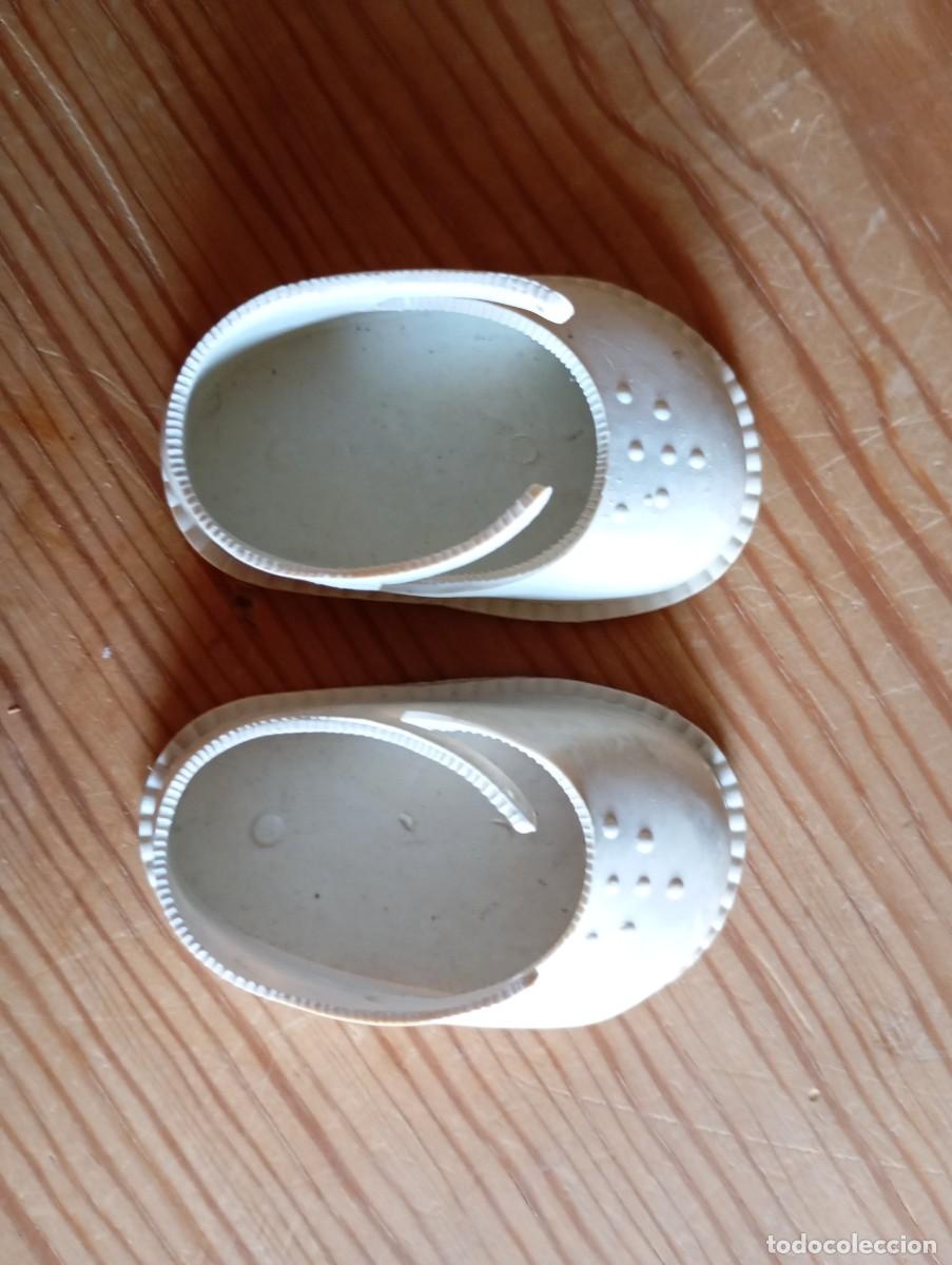 Mu&ntilde;ecas espa&ntilde;olas modernas: Zapatos blancos mu&ntilde;eca de Novo Gama SA.