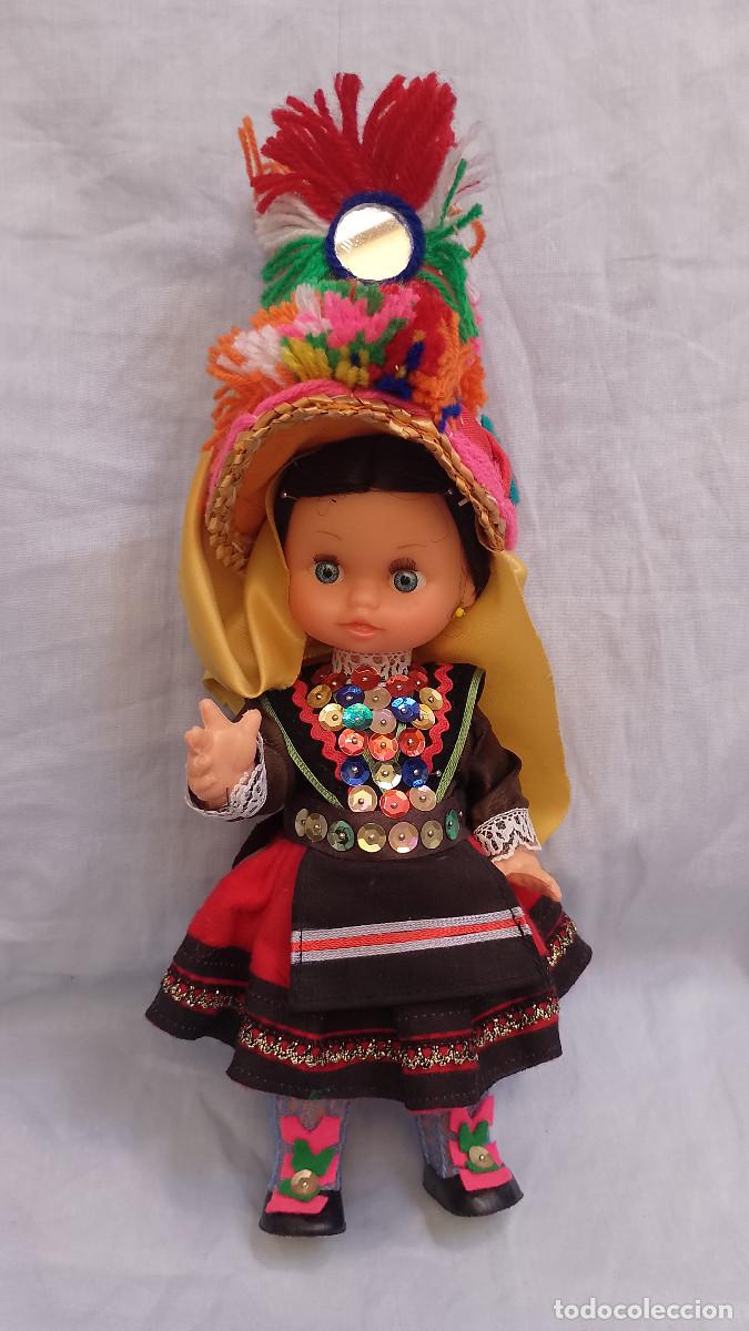 Mu&ntilde;ecas espa&ntilde;olas modernas: PRECIOSA MU&Ntilde;ECA REGIONAL DE MONTEHERMOSO CACERES CON GORRA ESPEJO
