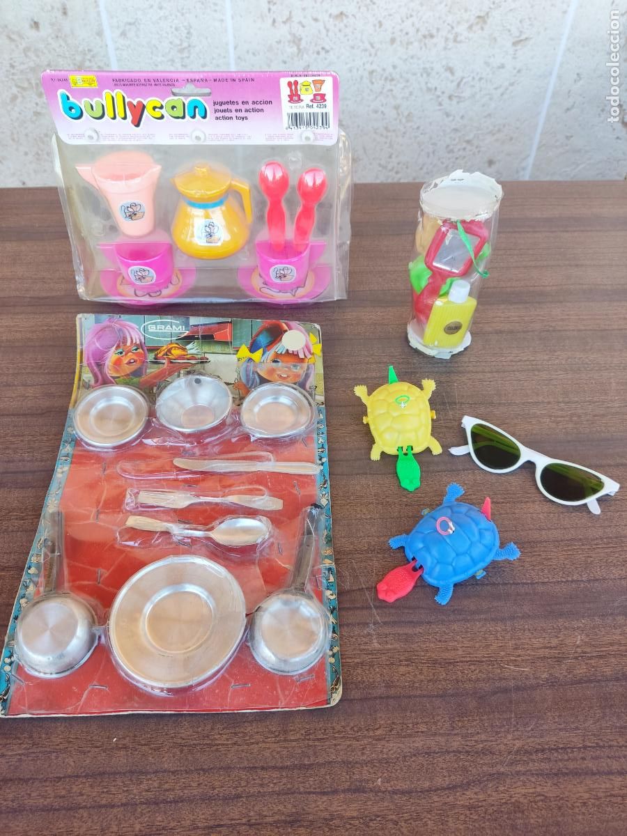 Mu&ntilde;ecas espa&ntilde;olas modernas: Kiosko: Bater&iacute;a de cocina, juego de caf&eacute;, juego de peluquer&iacute;a, tortugas andadora, gafas de sol.
