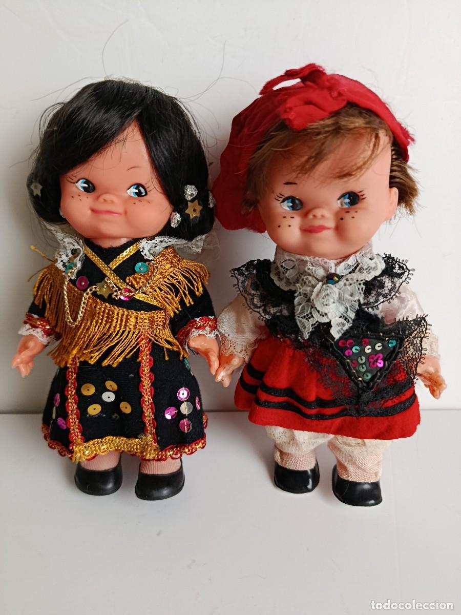 Mu&ntilde;ecas espa&ntilde;olas modernas: DOS MU&Ntilde;ECAS ANTIGUAS VESTIDAS CON TRAJE REGIONAL