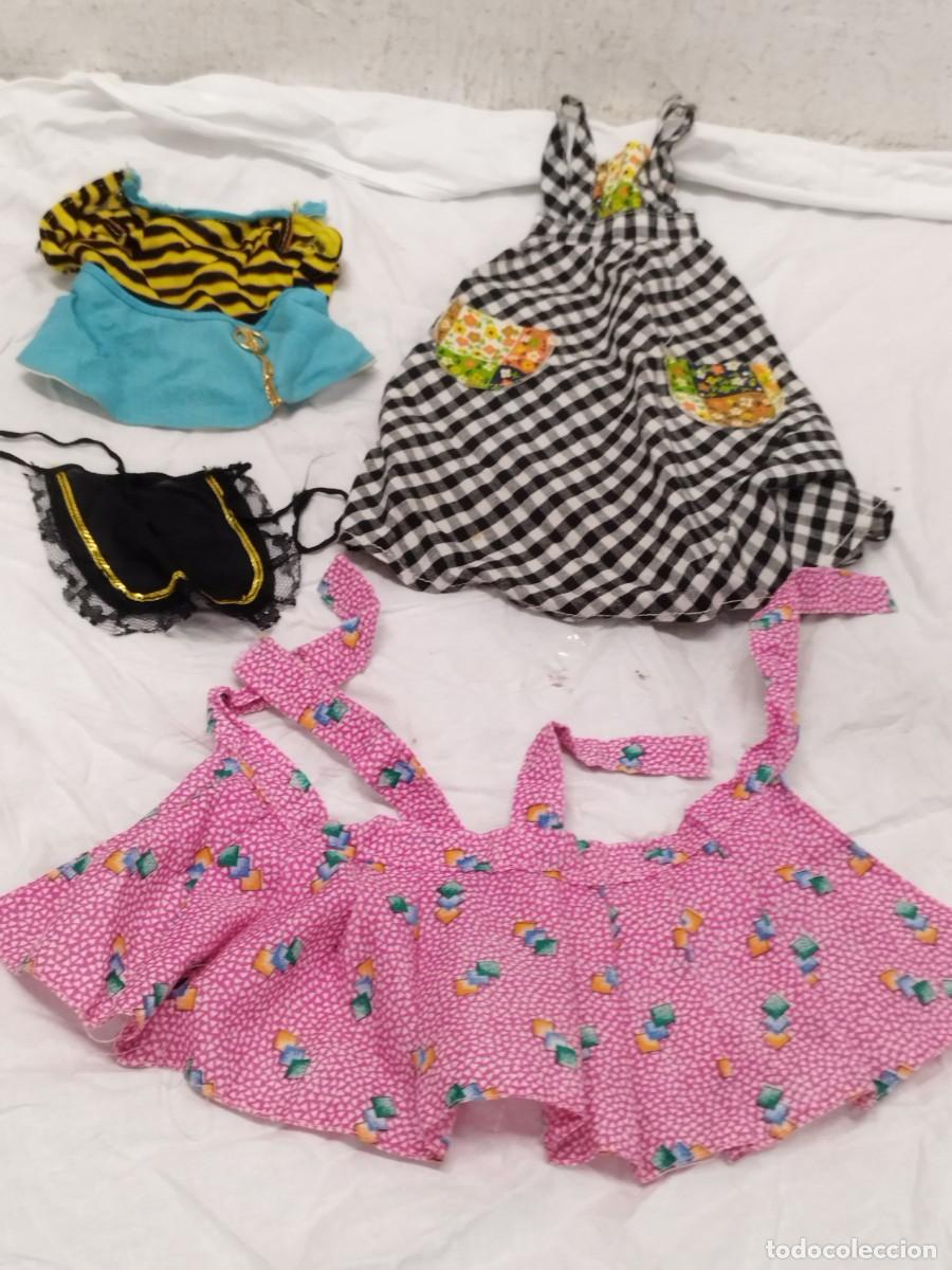 Mu&ntilde;ecas espa&ntilde;olas modernas: Lote de ropa de mu&ntilde;eca, vestidos y accesorios. - Foto 1