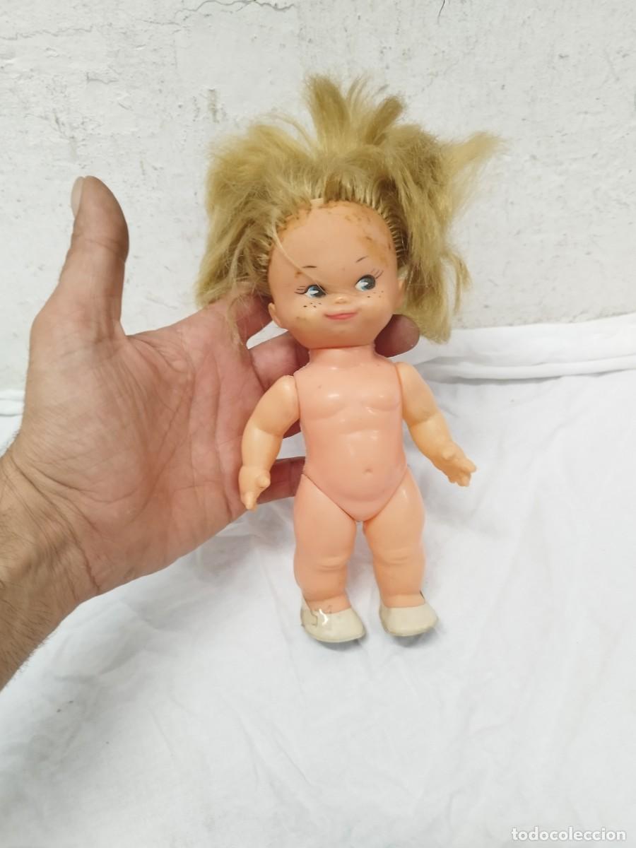 Mu&ntilde;ecas espa&ntilde;olas modernas: Antigua peque&ntilde;a mu&ntilde;eca a identificar. Juguete.
