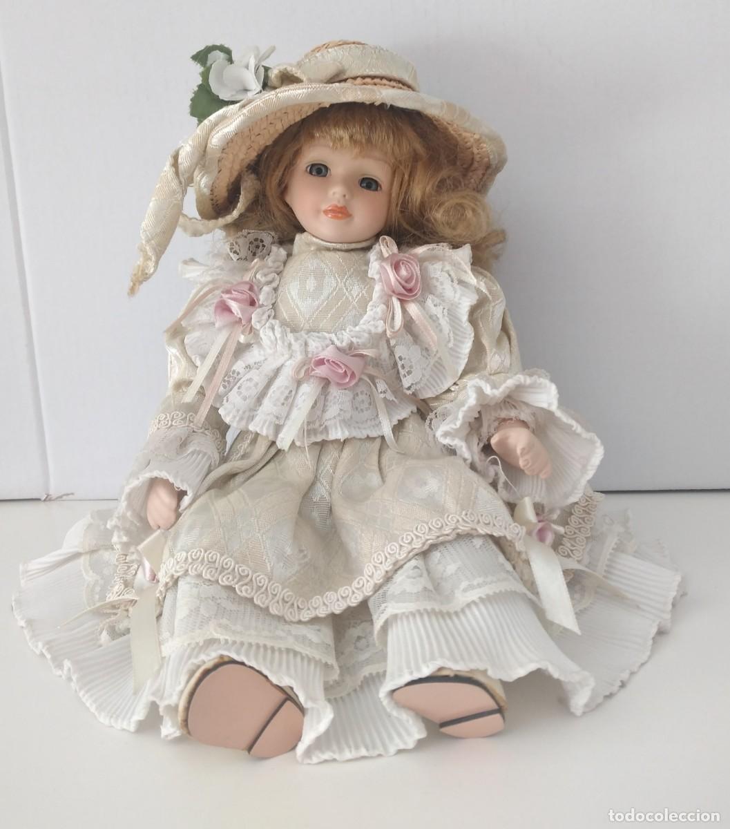 Mu&ntilde;ecas espa&ntilde;olas modernas: Bonita mu&ntilde;eca antigua de porcelana. Vestido de encaje y sombrero