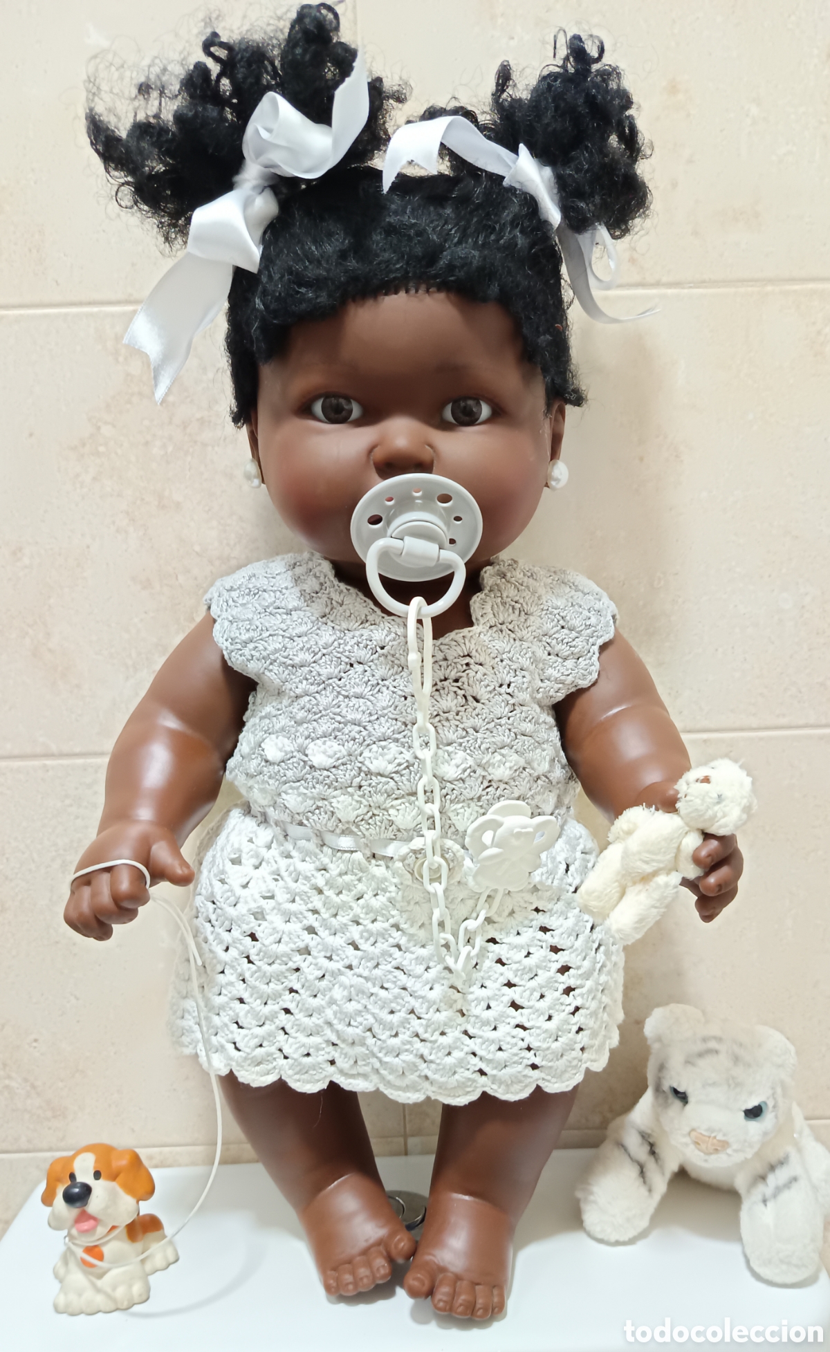 Mu&ntilde;ecas espa&ntilde;olas modernas: Preciosa mu&ntilde;eca de piel negra con chupete