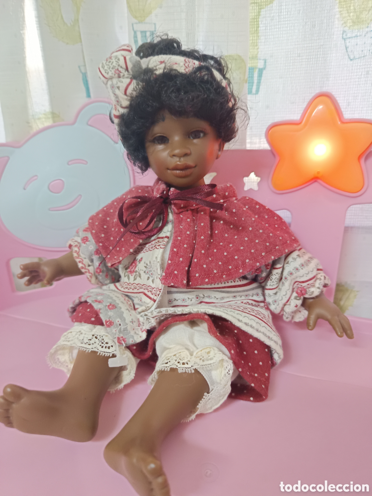 Mu&ntilde;ecas espa&ntilde;olas modernas: Bell&iacute;sima Mu&ntilde;eca de piel negra La B&aacute;mbola