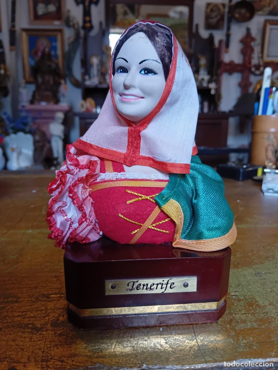 Mu&ntilde;ecas espa&ntilde;olas modernas: Busto de mu&ntilde;eca de porcelana deTenerife ataviada con traje regional