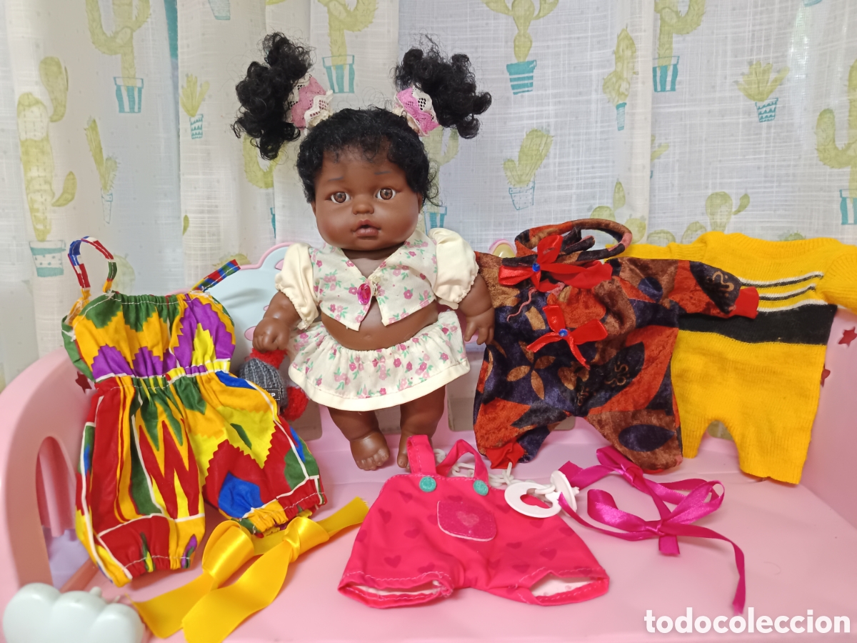 Mu&ntilde;ecas espa&ntilde;olas modernas: Bonita Mu&ntilde;eca negrita con chupete y 5 conjuntos de ropa