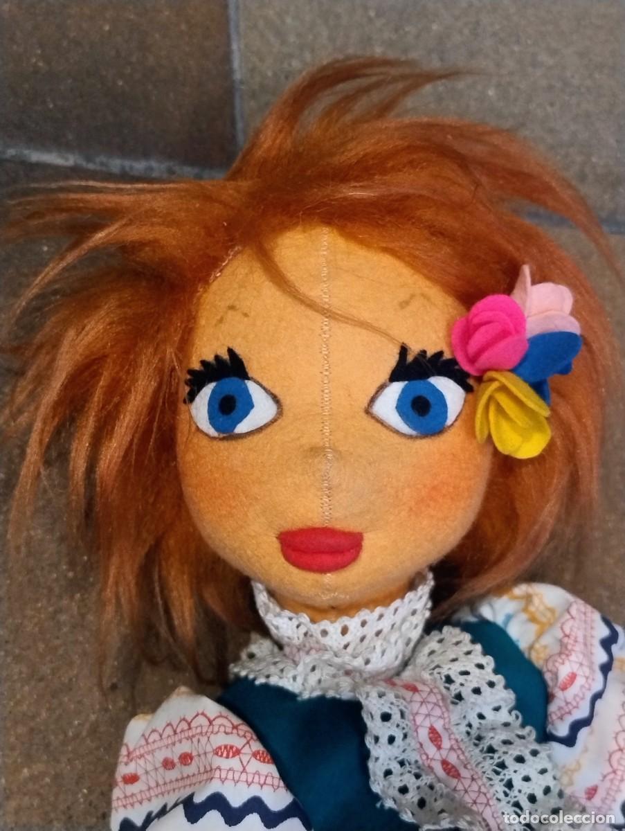 Mu&ntilde;ecas espa&ntilde;olas modernas: Mu&ntilde;eca en fieltro o tela de unos 73 cm pelirroja a&ntilde;os 60 / 70
