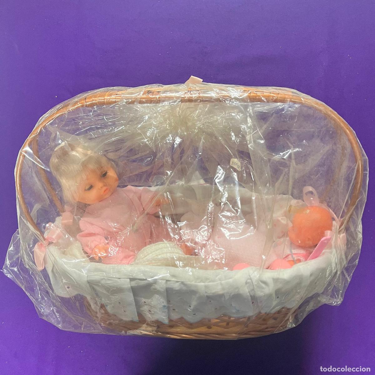 Mu&ntilde;ecas espa&ntilde;olas modernas: 2 MU&Ntilde;ECAS DE A.JUAN S.L. ALICANTE. EN SU CESTA ORIGINAL. CON ACCESORIOS Y VESTIDOS.
