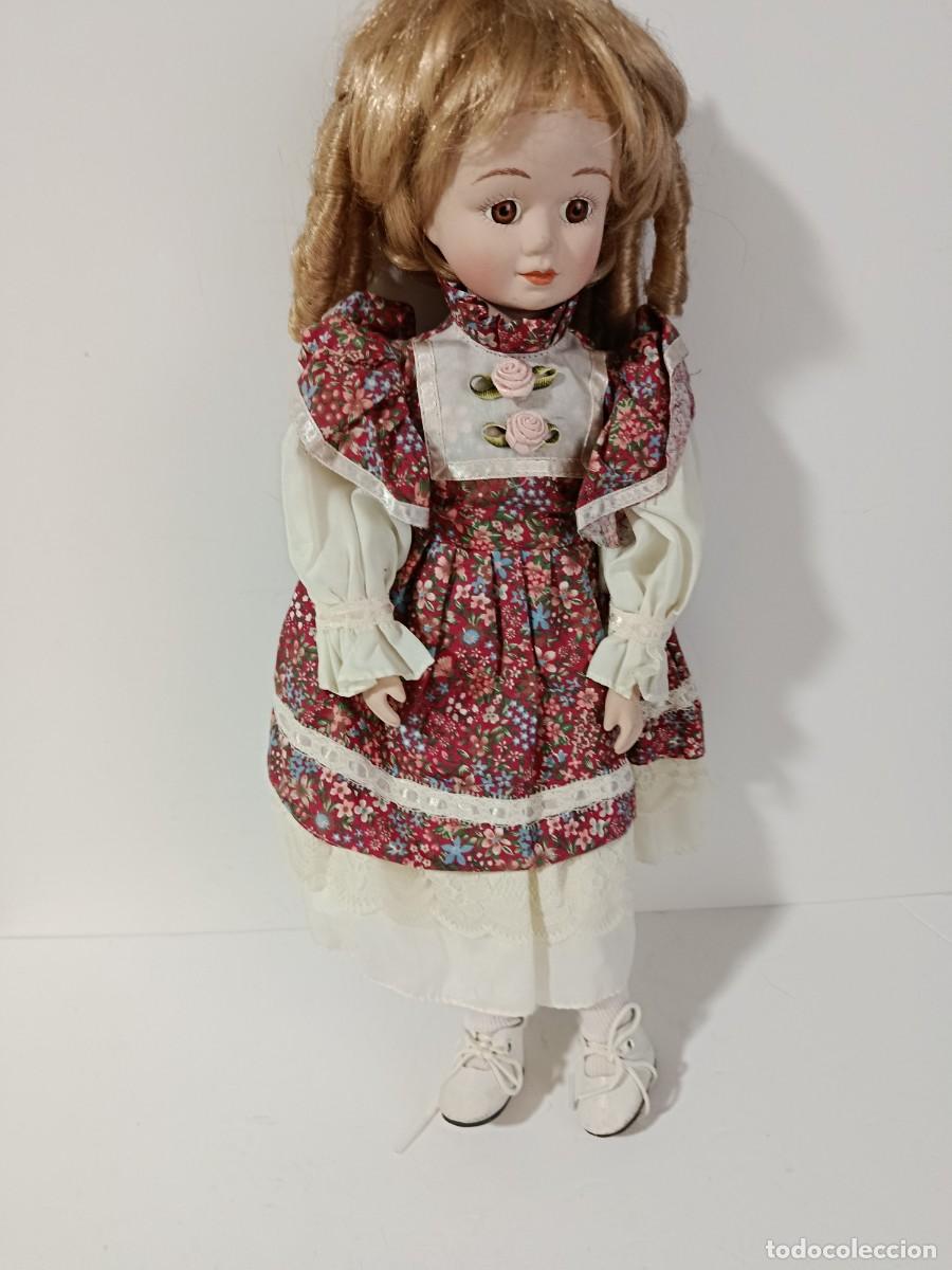 Mu&ntilde;ecas espa&ntilde;olas modernas: MU&Ntilde;ECA DE PORCELANA CON TIRABUZONES EN EL PELO