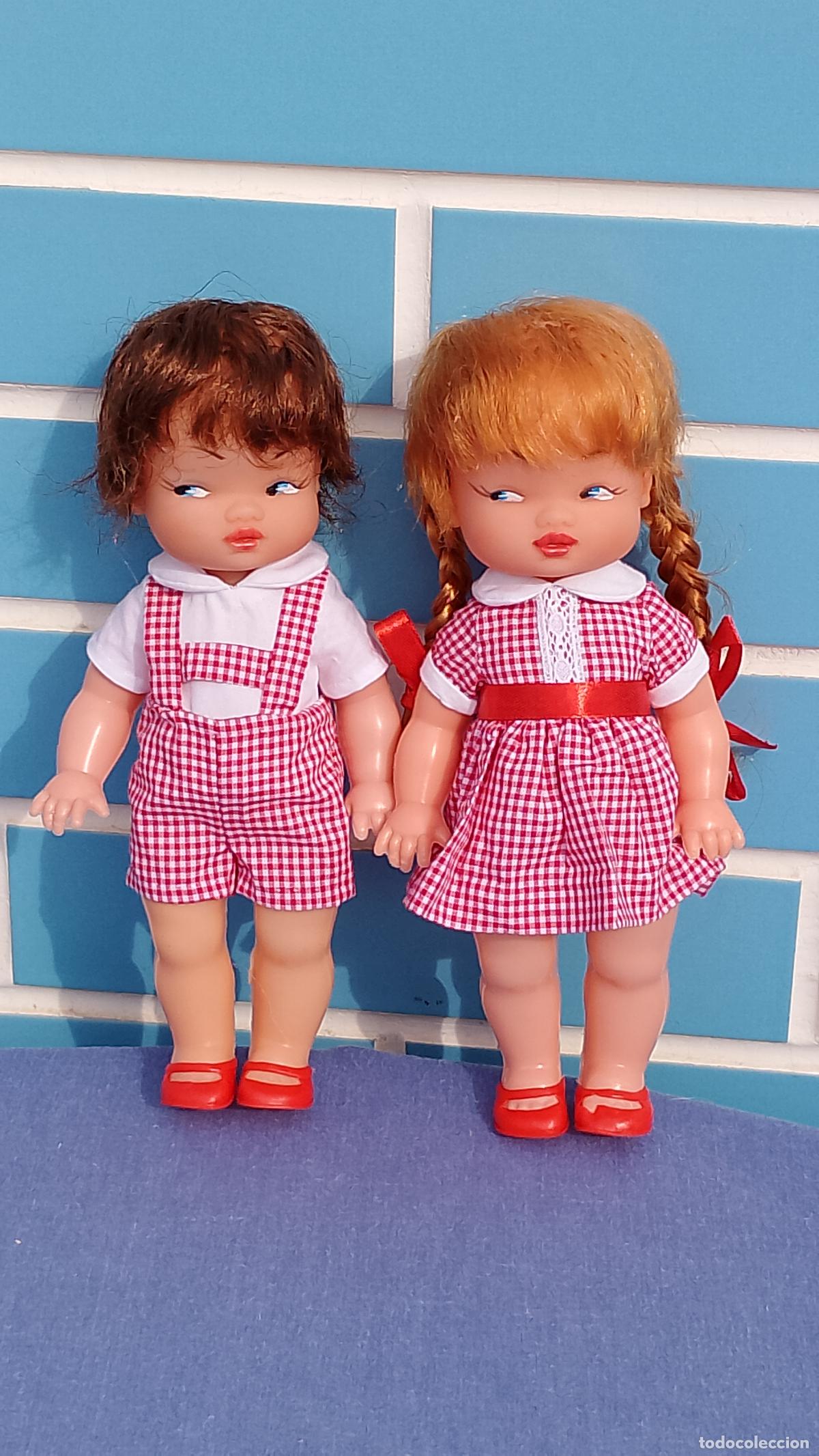Mu&ntilde;ecas espa&ntilde;olas modernas: Antiguos mu&ntilde;ecos mellizos ni&ntilde;o y ni&ntilde;a vestidos a juego