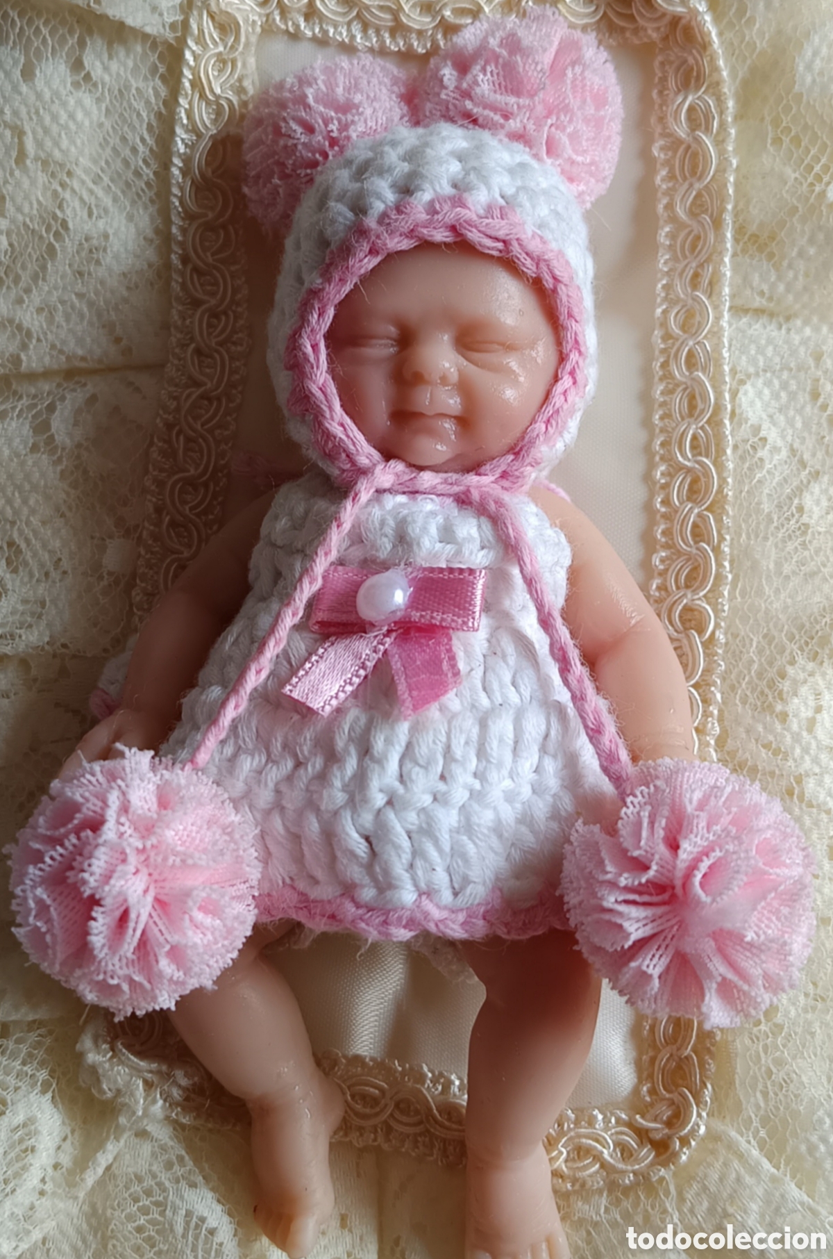 Mu&ntilde;ecas espa&ntilde;olas modernas: Preciosa mu&ntilde;eca mini reborn con camita