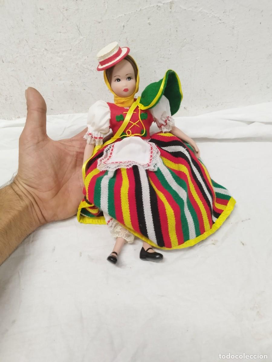 Mu&ntilde;ecas espa&ntilde;olas modernas: Mu&ntilde;eca con traje regional t&iacute;pico de Tenerife Islas Canarias.