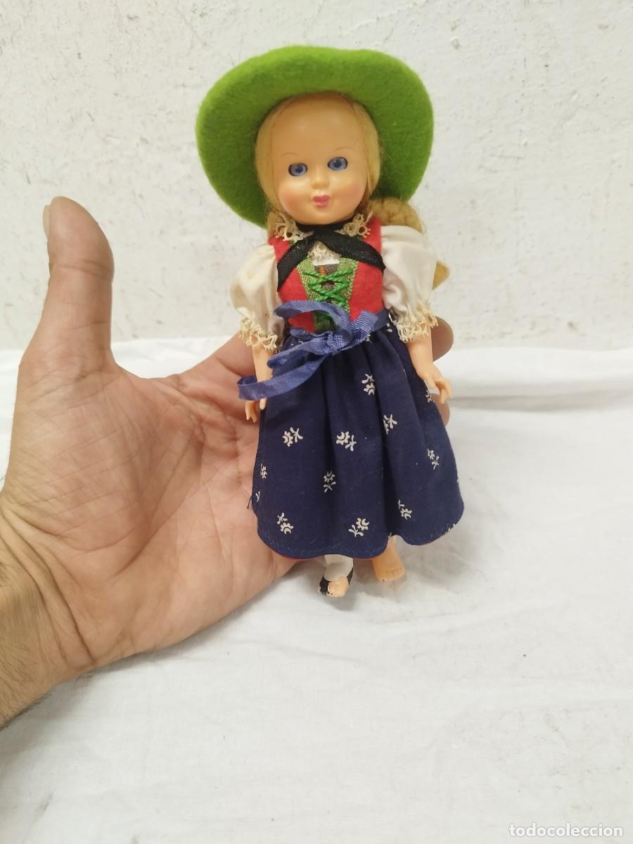 Mu&ntilde;ecas espa&ntilde;olas modernas: Mu&ntilde;eca de recuerdo vintage con un traje tradicional alpino (dirndl).