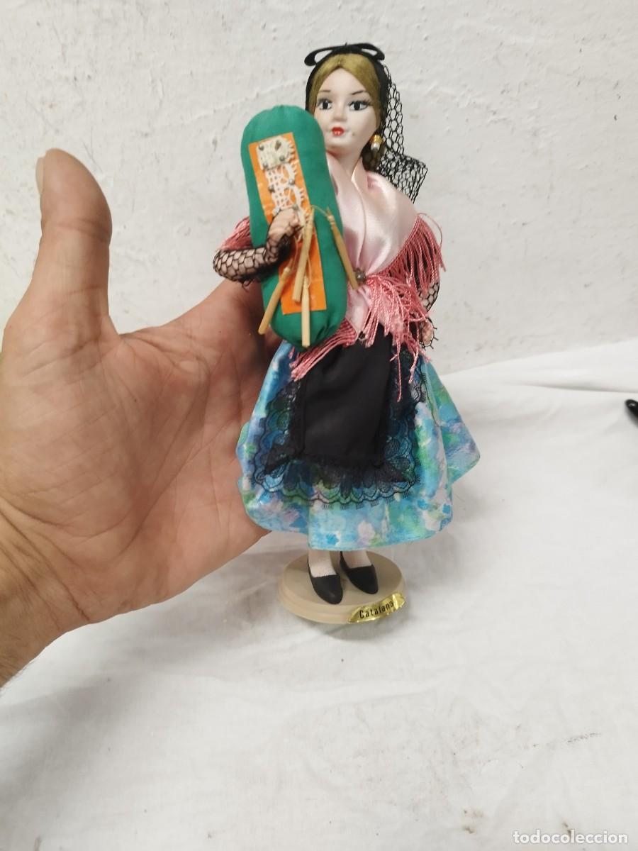 Mu&ntilde;ecas espa&ntilde;olas modernas: Mu&ntilde;eca que viste el traje tradicional catal&aacute;n y sostiene un atillo o de bolillos tradicional.