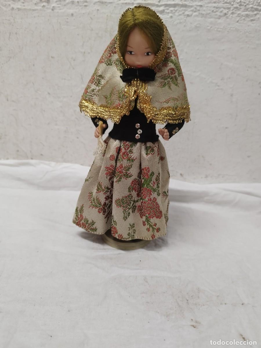 Mu&ntilde;ecas espa&ntilde;olas modernas: Mu&ntilde;eca regional espa&ntilde;ola vintage de la marca Beibi vestida con un traje tradicional t&iacute;pico.