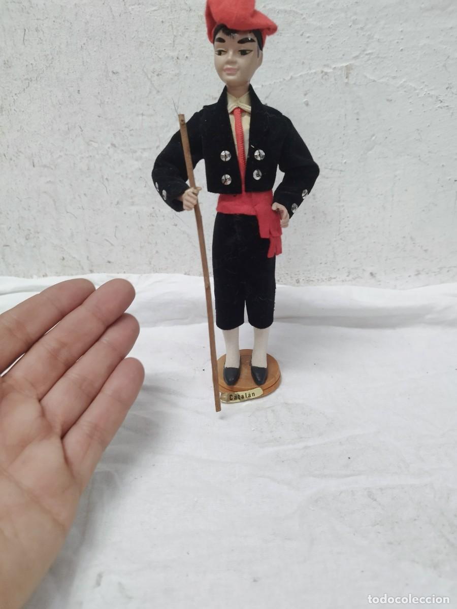 Mu&ntilde;ecas espa&ntilde;olas modernas: Mu&ntilde;eco regional vintage que viste el traje tradicional catal&aacute;n, identificable por su barretina roja.