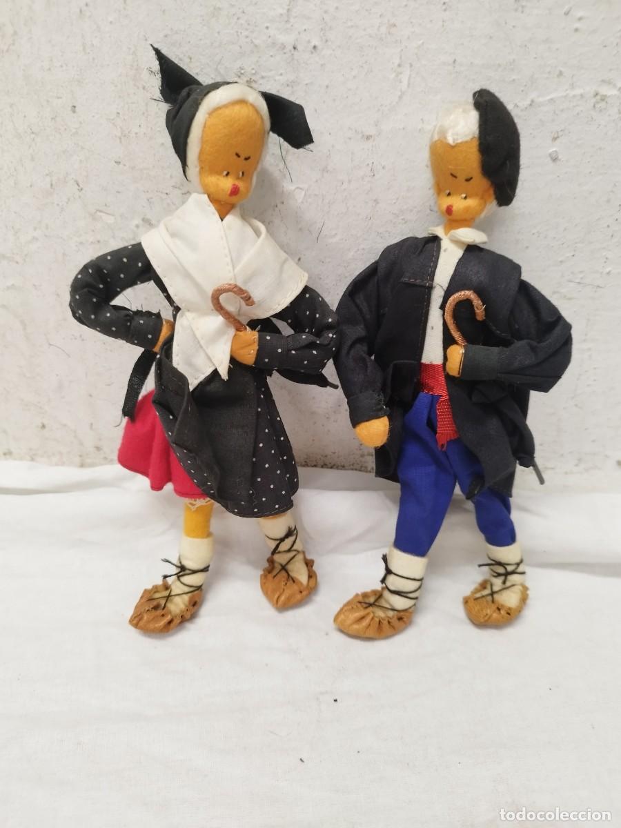 Mu&ntilde;ecas espa&ntilde;olas modernas: Pareja de antiguos mu&ntilde;ecos de fieltro y alambre. Abuelos / Aldeanos Vascos. A&ntilde;os 50/60&rdquo;.