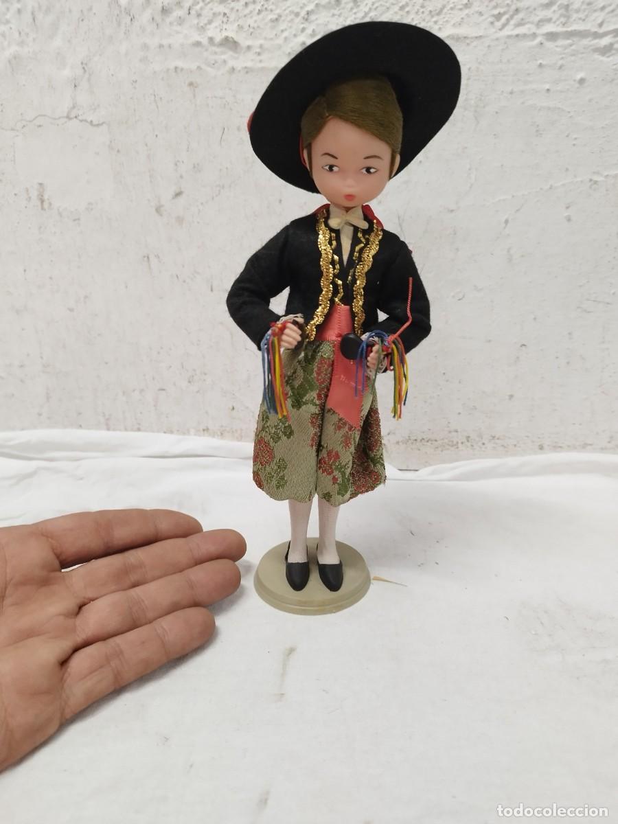 Mu&ntilde;ecas espa&ntilde;olas modernas: Figura de Colecci&oacute;n Vintage Traje Regional con Sombrero y Adornos Dorados.
