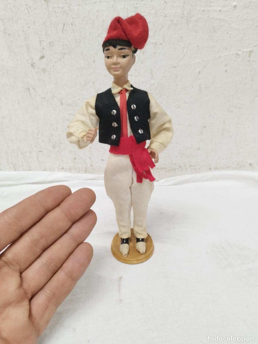 Mu&ntilde;ecas espa&ntilde;olas modernas: Antiguo Mu&ntilde;eco Regional Catal&aacute;n con Barretina - A&ntilde;os 60 / Celuloide / Pl&aacute;stico Duro.