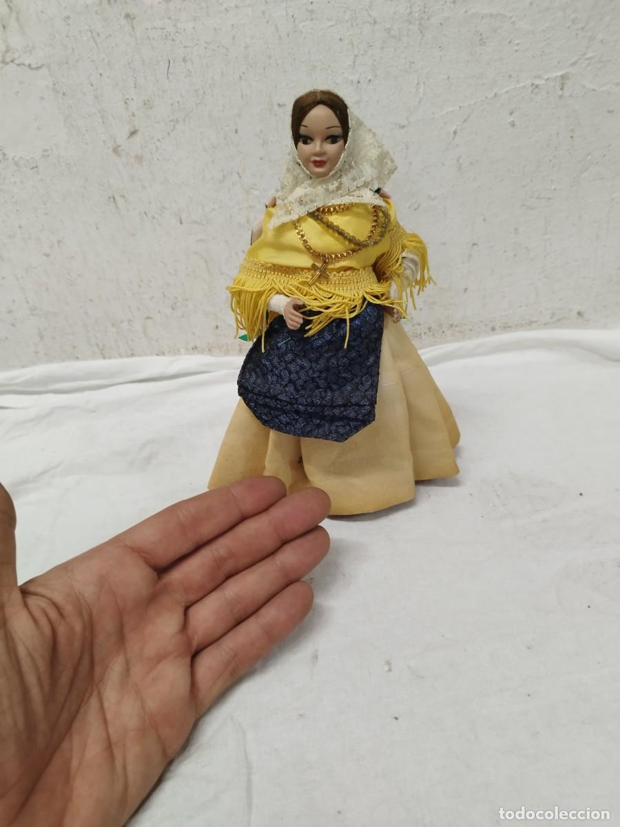 Mu&ntilde;ecas espa&ntilde;olas modernas: Mu&ntilde;eca vintage mallorquina con traje regional de Payesa - A&ntilde;os 60/70.
