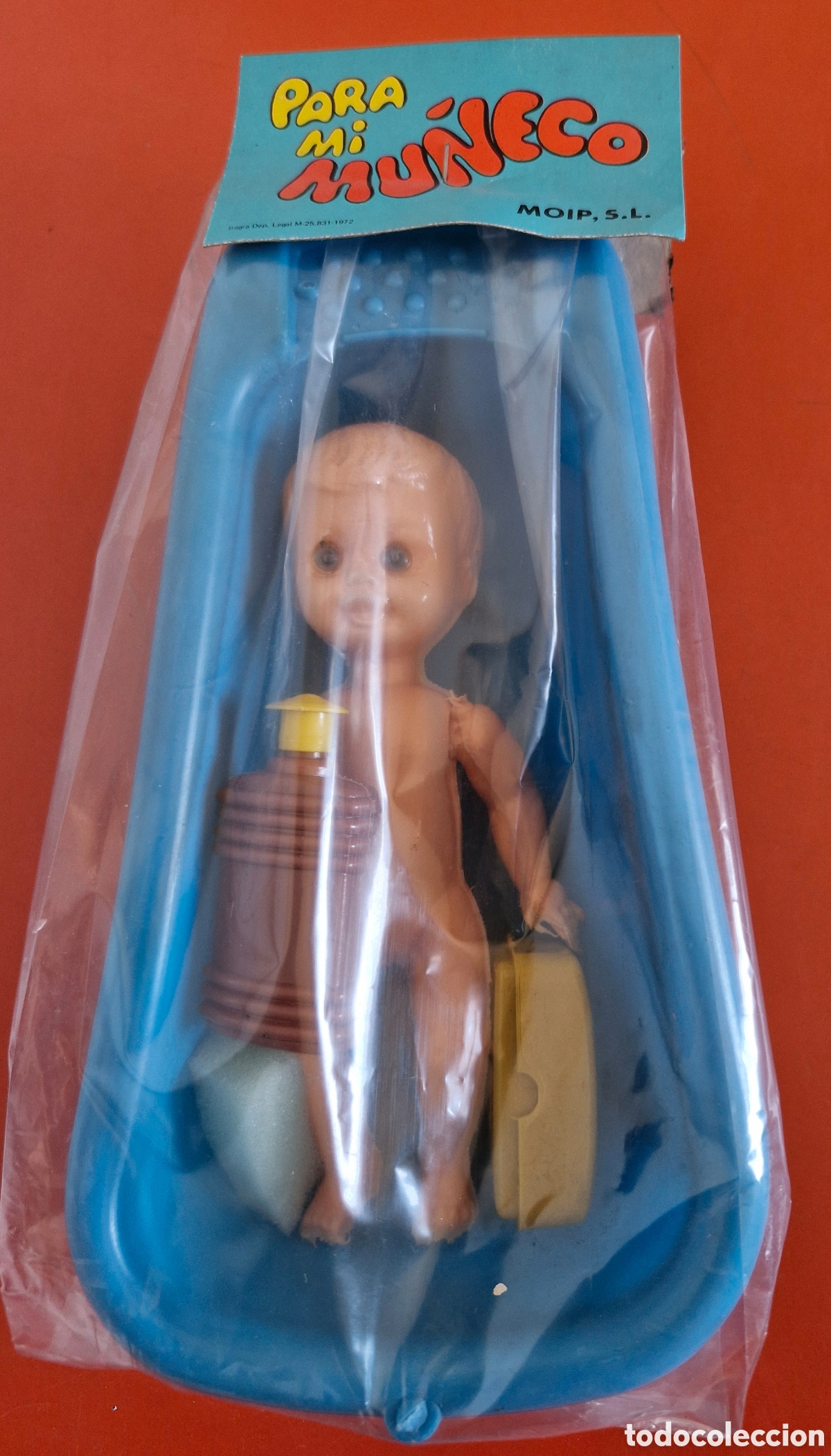 Mu&ntilde;ecas espa&ntilde;olas modernas: BA&Ntilde;ERA AZUL CON MU&Ntilde;ECO Y ACCEDORIOS ASEO.MOIP 70'S.SIN ABRIR.