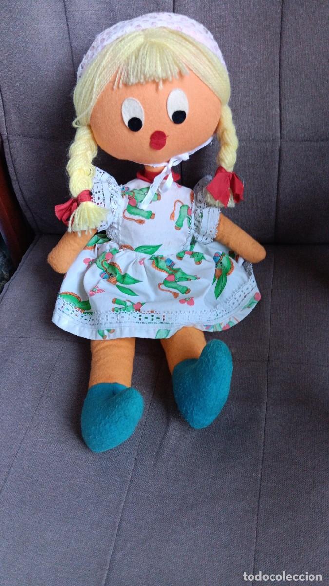 Mu&ntilde;ecas espa&ntilde;olas modernas: GRACIOSA MU&Ntilde;ECA DE TRAPO Y FELPA TIPO CAPERUCITA. A&Ntilde;OS 70. JOIMONT, LAYNA, CASALS, QUIRON...