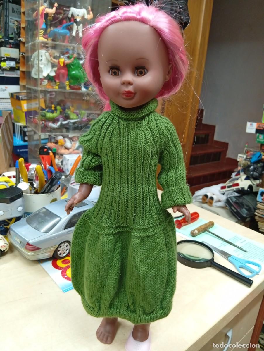 Mu&ntilde;ecas espa&ntilde;olas modernas: Mu&ntilde;eca Kika negrita,mulata. Molde de Nancy. Con vestido de lana.
