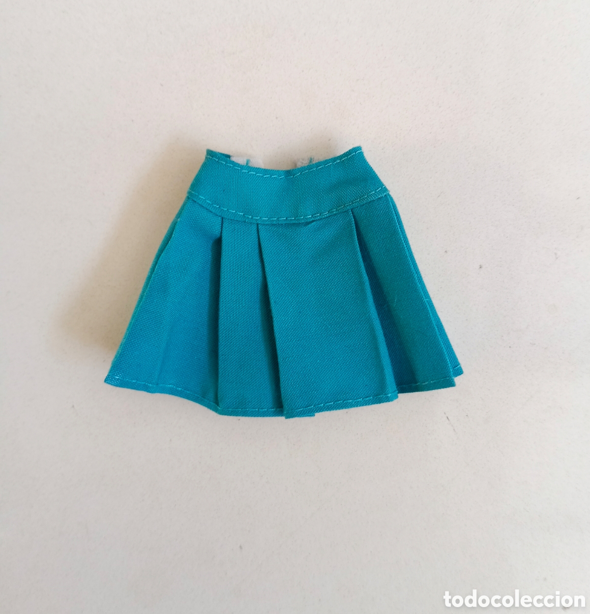 Mu&ntilde;ecas espa&ntilde;olas modernas: Chabel Diffusi&oacute;n Super color Azul, falda de tablas azul Feber a&ntilde;os 80