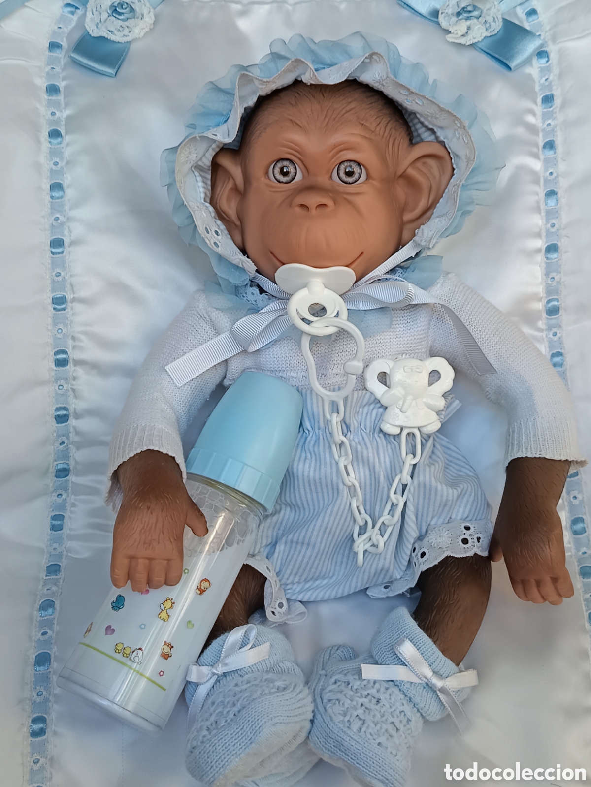 Mu&ntilde;ecas espa&ntilde;olas modernas: Precioso Mu&ntilde;eco mono tipo reborn de ojos azules, todo de vinilo, marca Joluca de 37 cm de longitud,