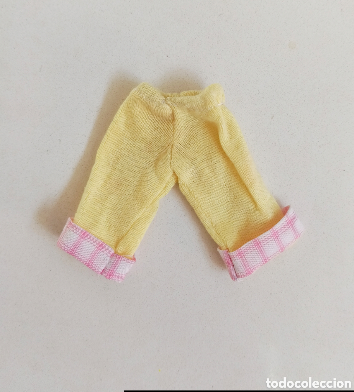 Mu&ntilde;ecas espa&ntilde;olas modernas: Chabel conjunto bicicleta pantal&oacute;n amarillo con dobladillo a cuadros rosa Feber