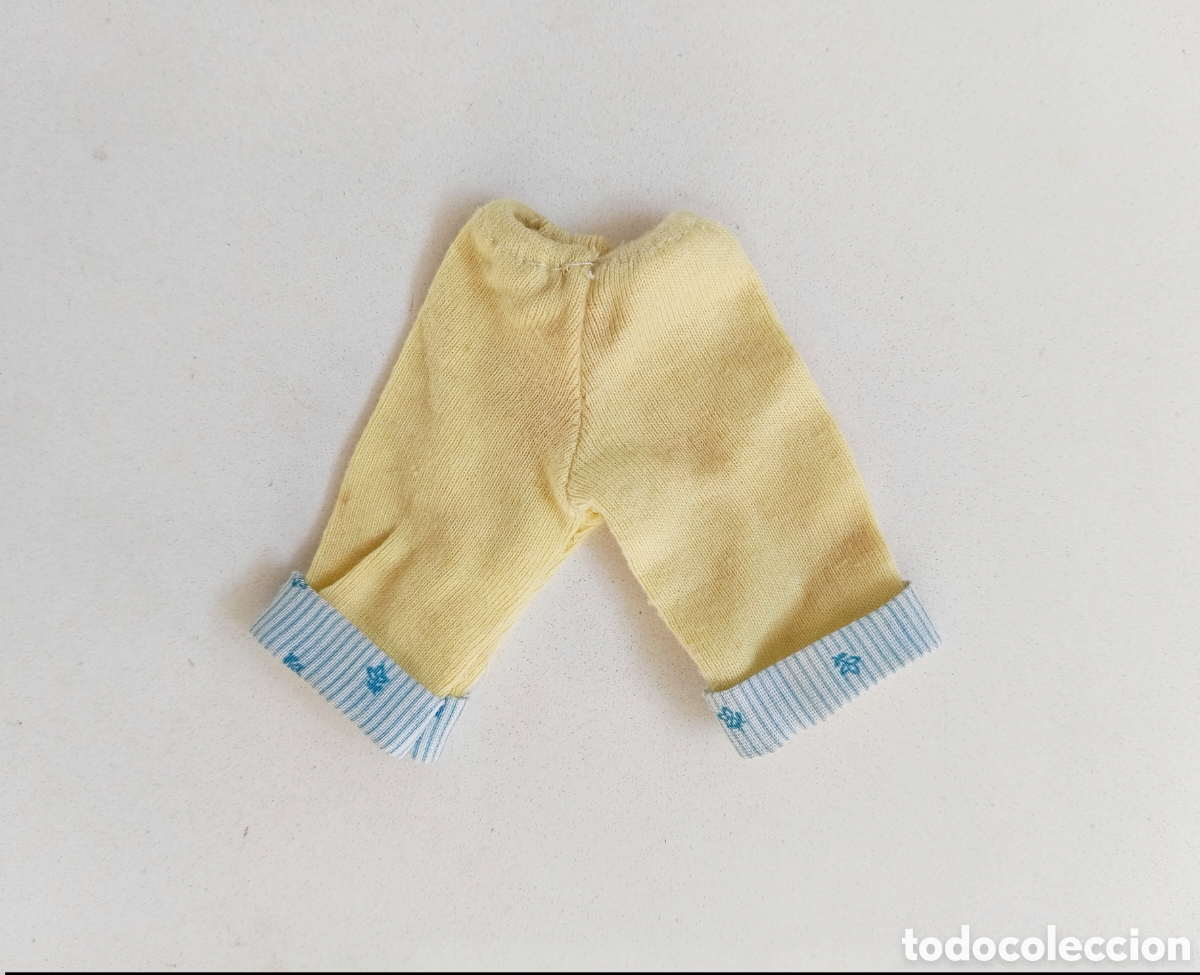 Mu&ntilde;ecas espa&ntilde;olas modernas: Chabel conjunto bicicleta pantal&oacute;n amarillo con dobladillo con flores y rayas azules Feber