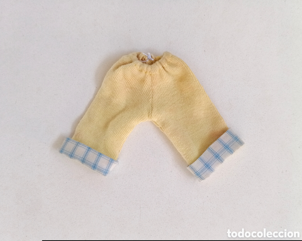 Mu&ntilde;ecas espa&ntilde;olas modernas: Chabel conjunto bicicleta pantal&oacute;n amarillo con dobladillo a cuadros azules Feber