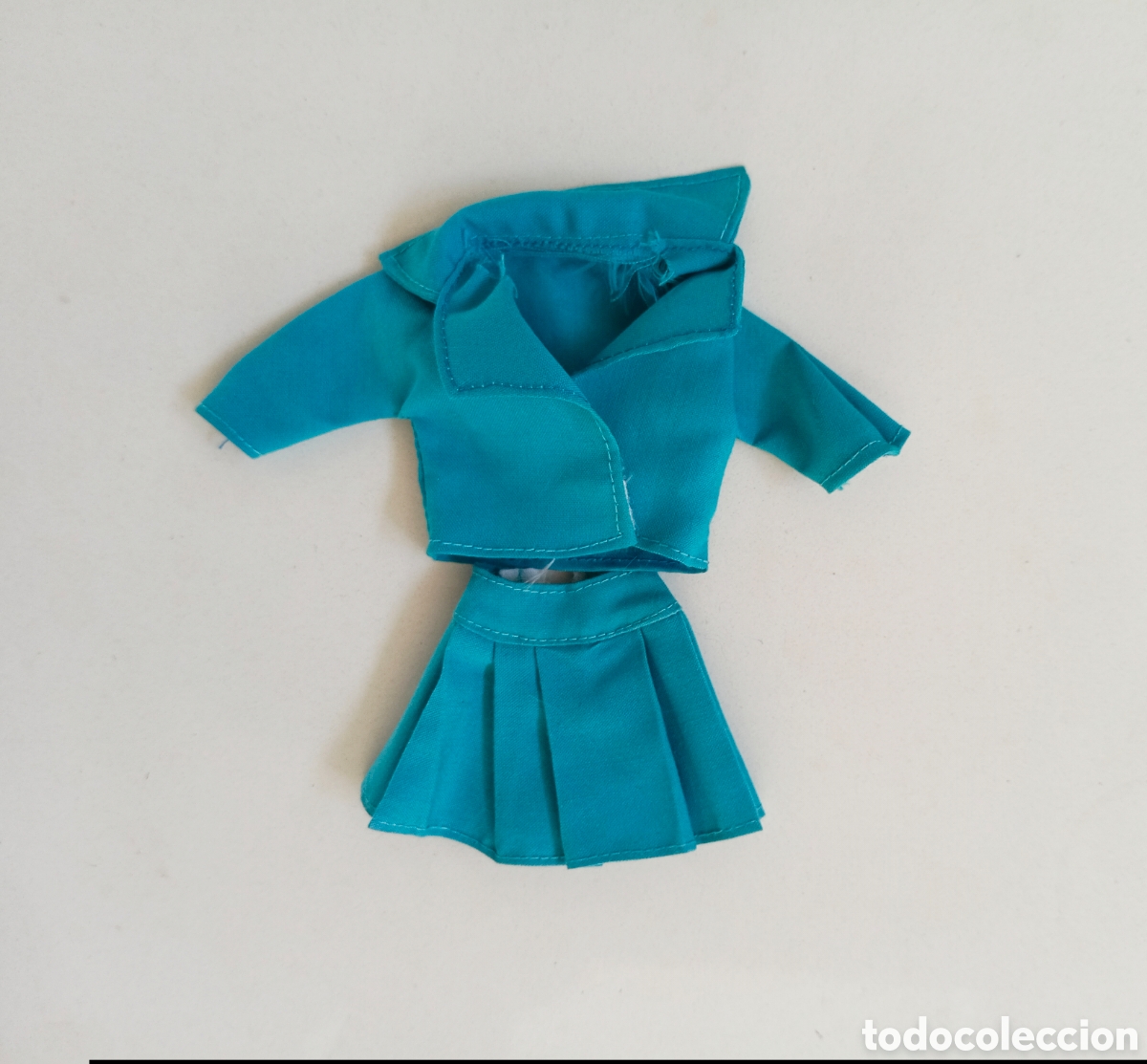 Mu&ntilde;ecas espa&ntilde;olas modernas: Chabel Diffusi&oacute;n Super color Azul, traje chaqueta y falda de tablas azul Feber a&ntilde;os 80